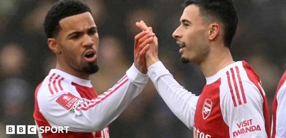 Dos jugadores de Arsenal celebrando un gol