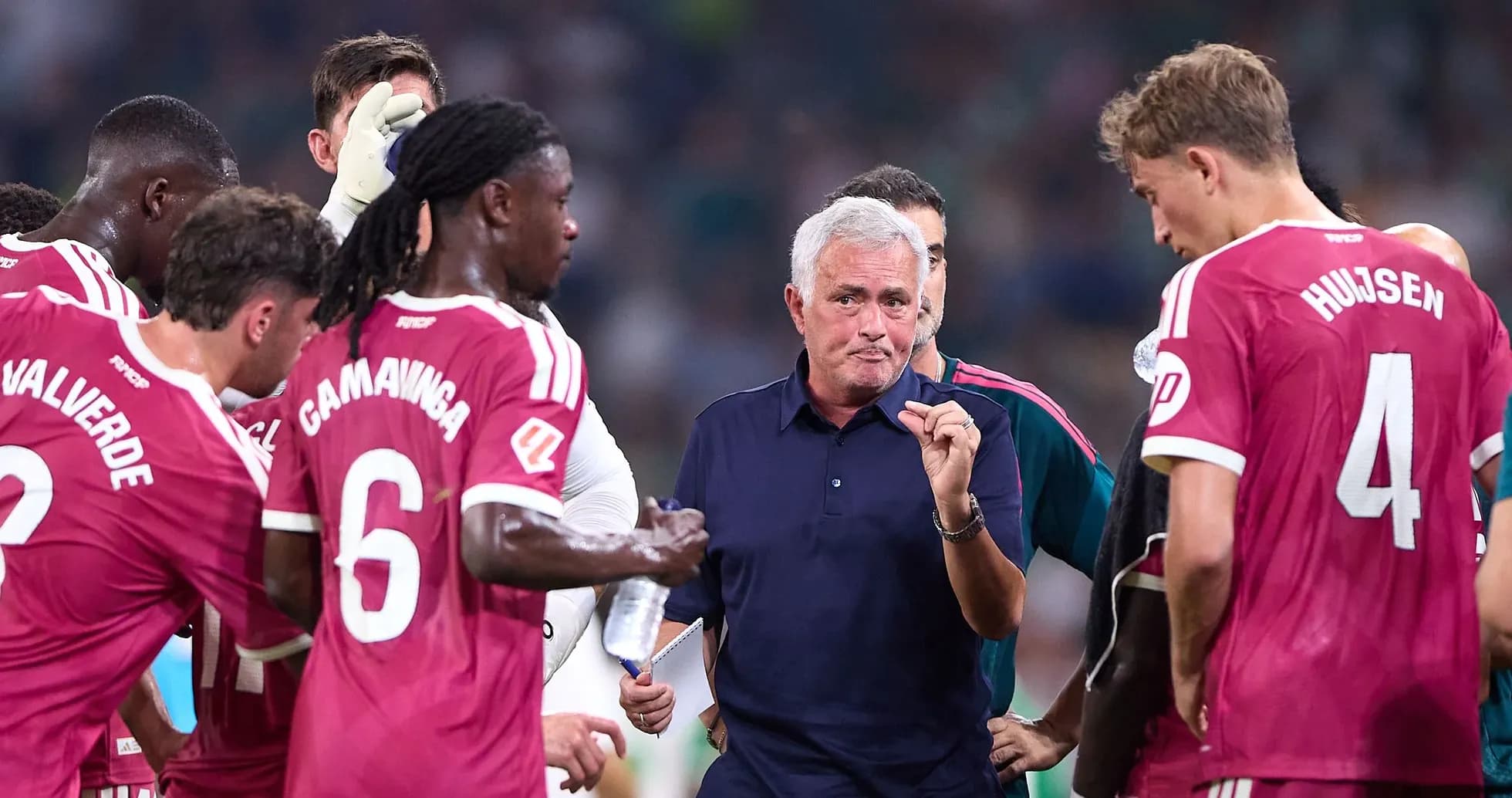Entrenador dando instrucciones a jugadores en reunión