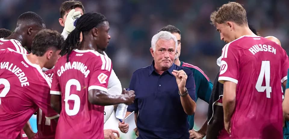 Entrenador dando instrucciones a jugadores en reunión