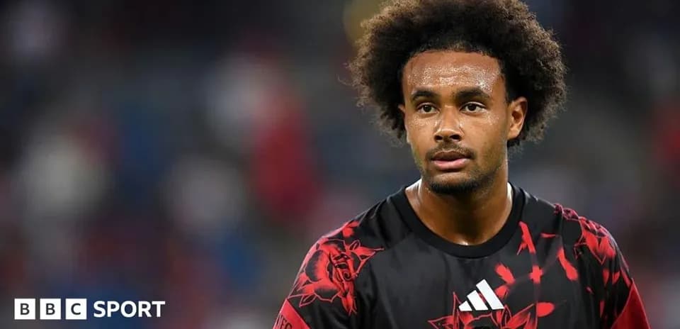 Jugador en uniforme de Manchester United durante el partido