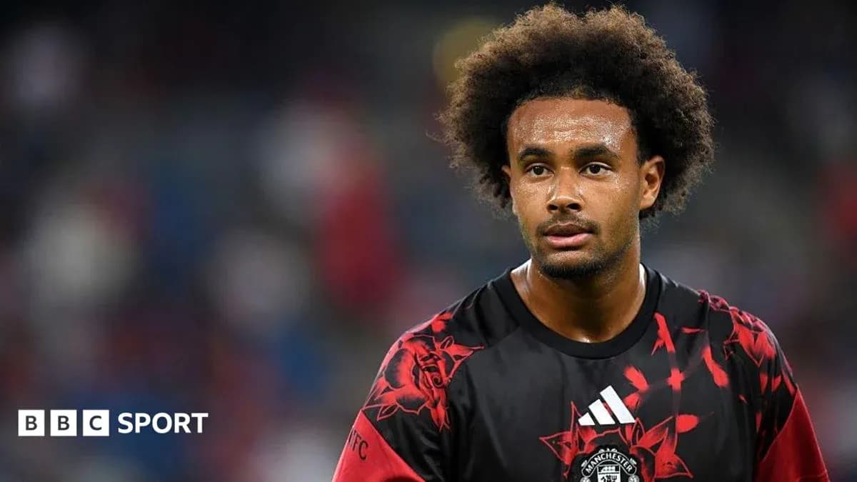 Jugador en uniforme de Manchester United durante el partido