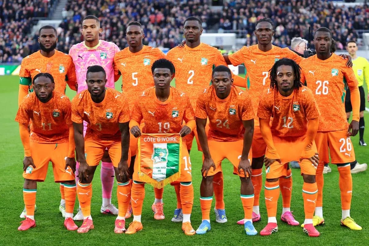 Equipo de fútbol de Côte d'Ivoire posando