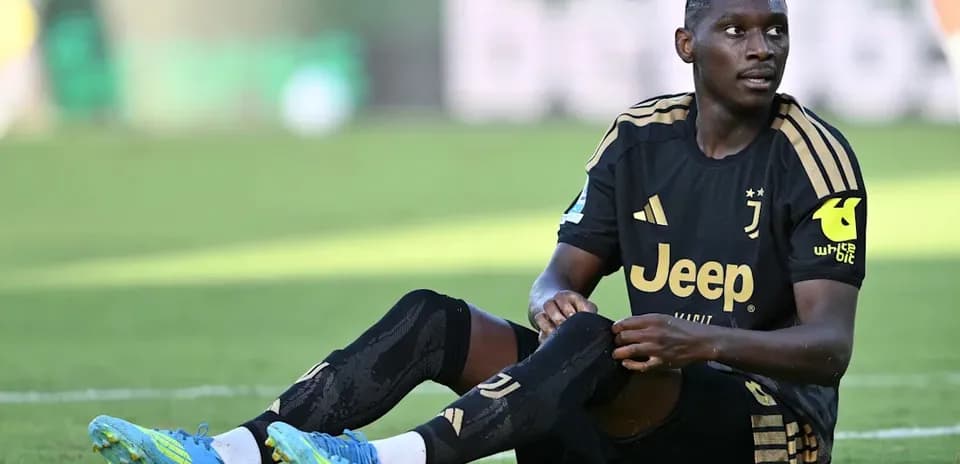 Jugador de la Juventus sentado en el campo