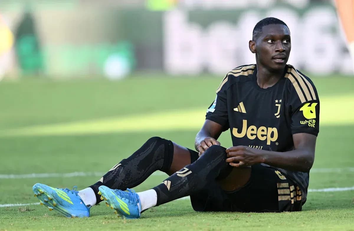 Jugador de la Juventus sentado en el campo