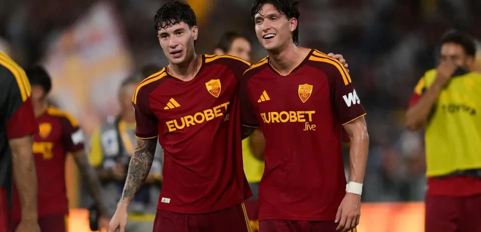 Jugadores de AS Roma celebrando en el campo