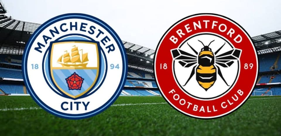 Logos de Manchester City y Brentford en el estadio