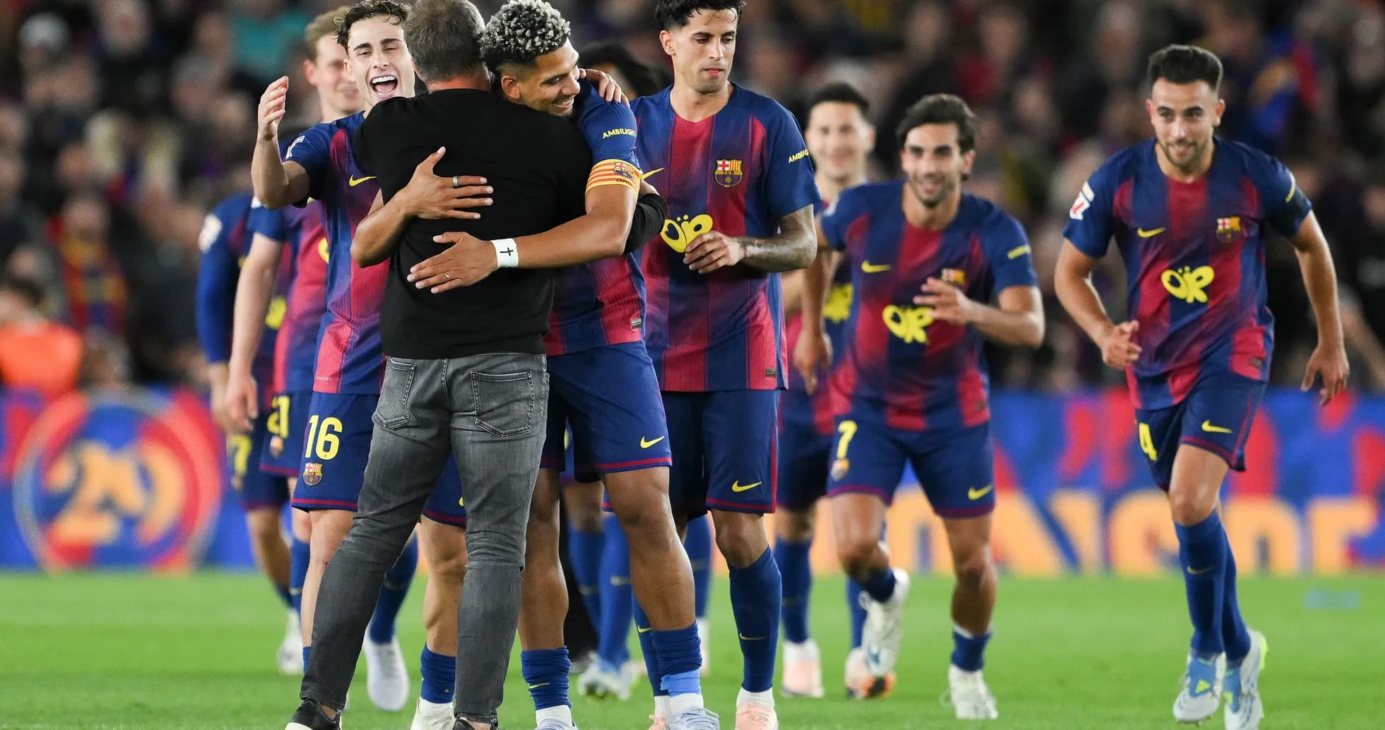 Jugadores del Barcelona celebrando con el entrenador