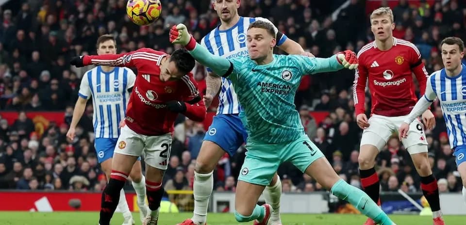 Acción de un partido entre Brighton y Manchester United