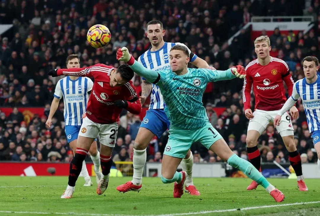 Acción de un partido entre Brighton y Manchester United