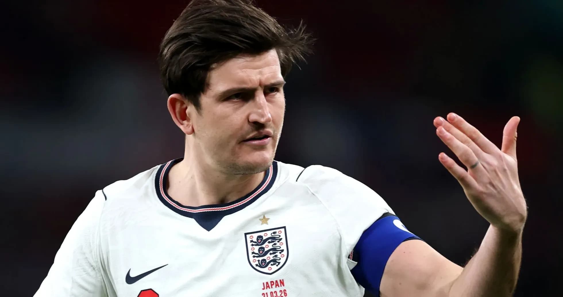 Jugador de Inglaterra señalando durante un partido