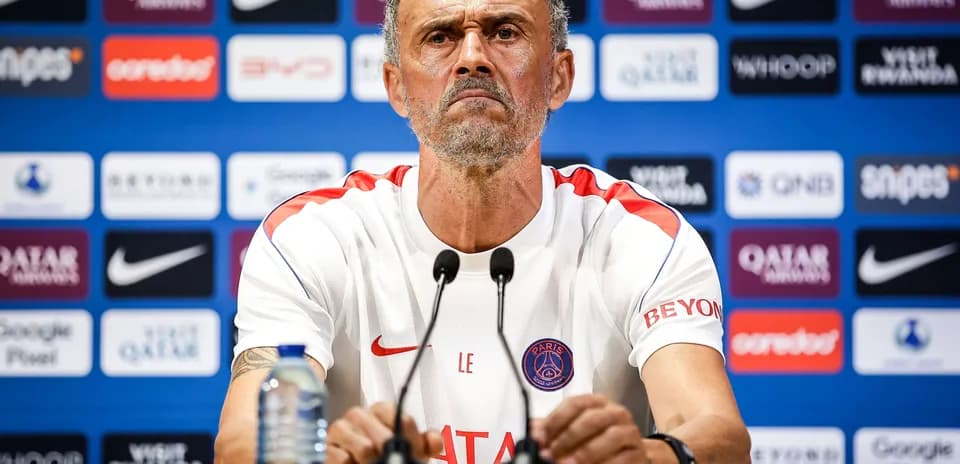 Entrenador en conferencia de prensa con micrófonos