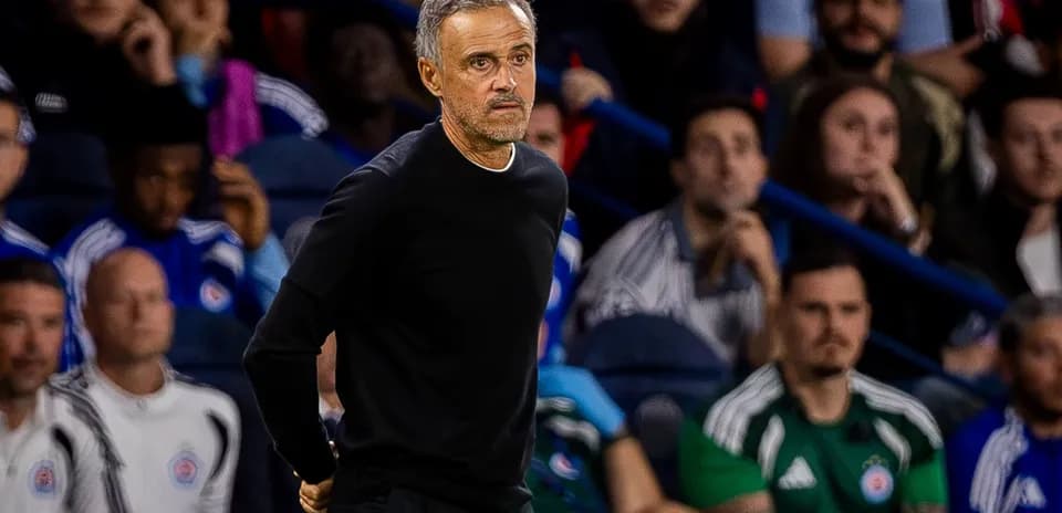 Entrenador observando desde la línea de banda