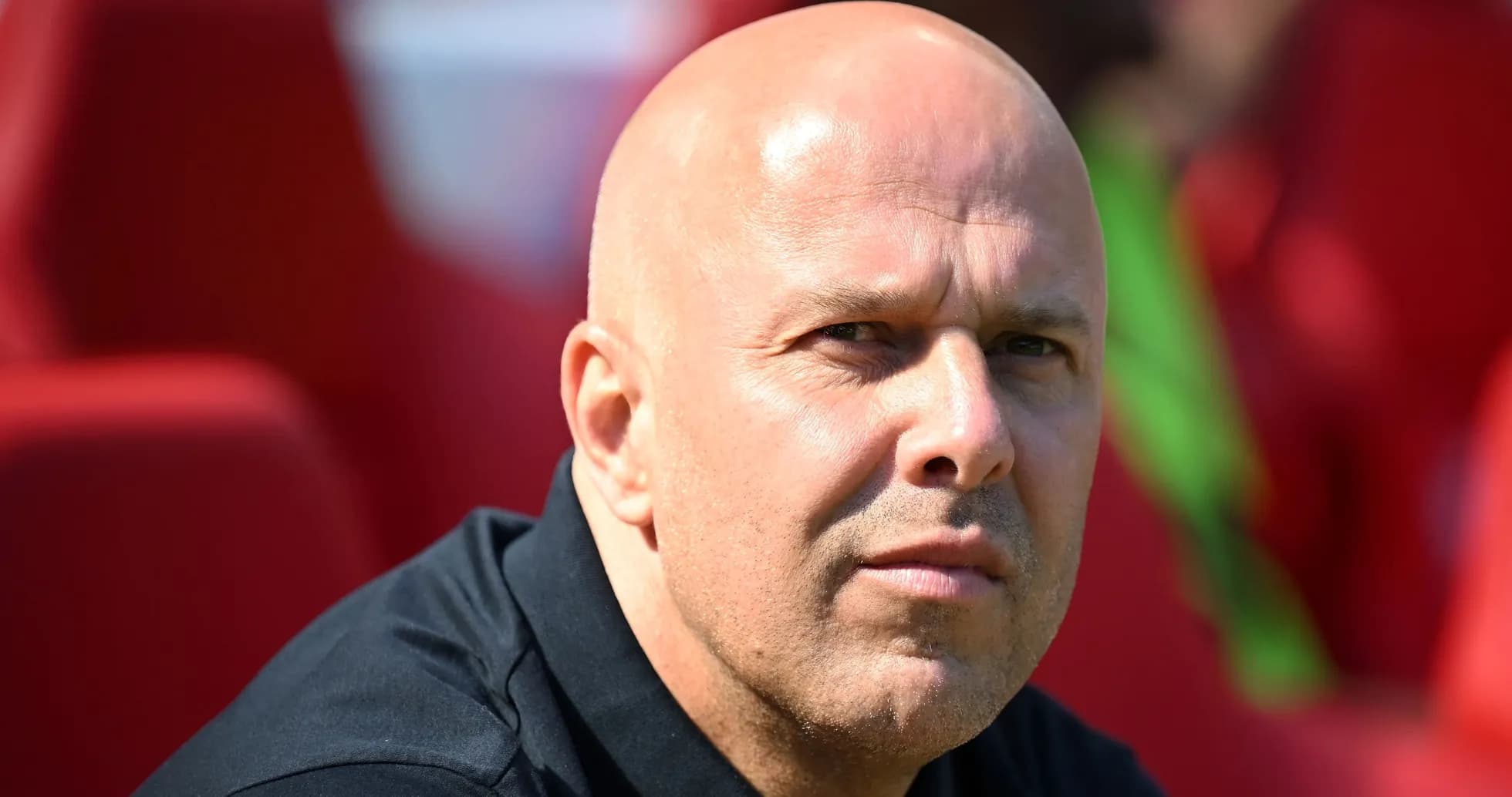 Entrenador sentado en el banquillo del estadio