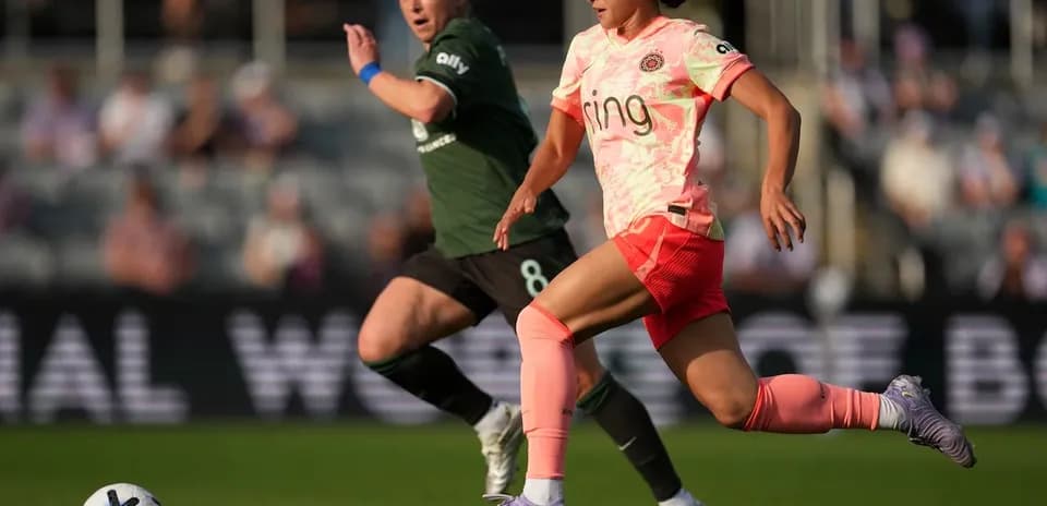 Jugadora de Portland Thorns W corriendo con el balón