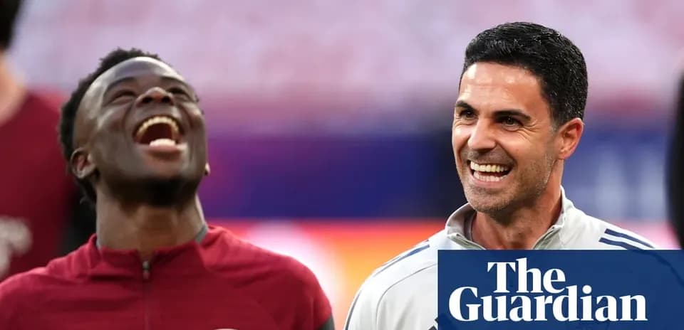 Jugador y entrenador sonriendo durante entrenamiento