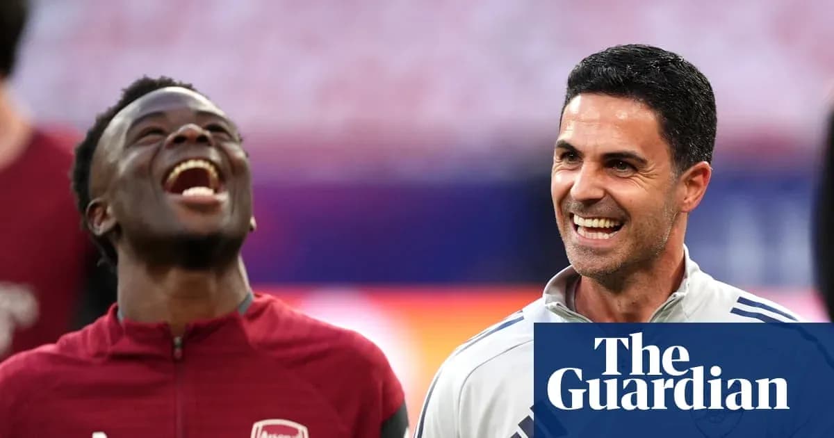Jugador y entrenador sonriendo durante entrenamiento
