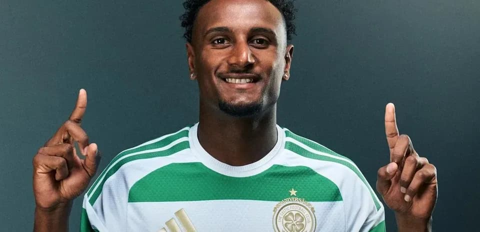 Jugador de fútbol posando con camiseta de Celtic
