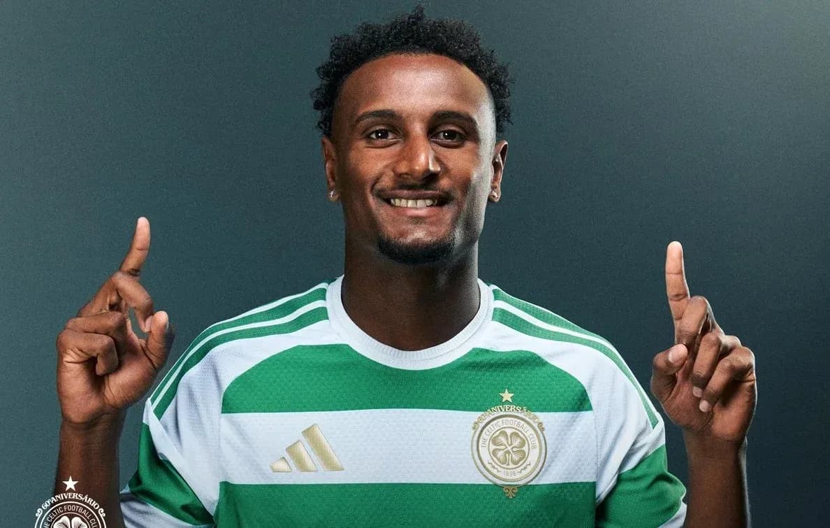 Jugador de fútbol posando con camiseta de Celtic