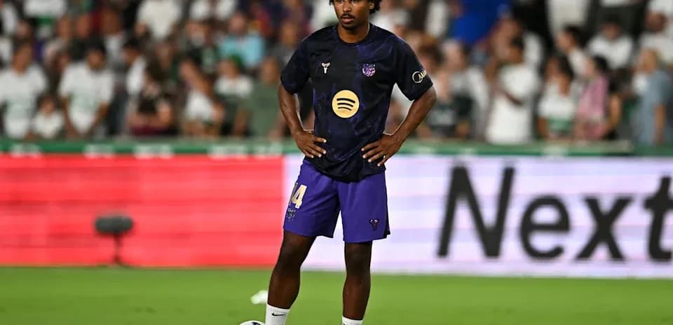 Jugador preparado para ejecutar un tiro libre en el partido