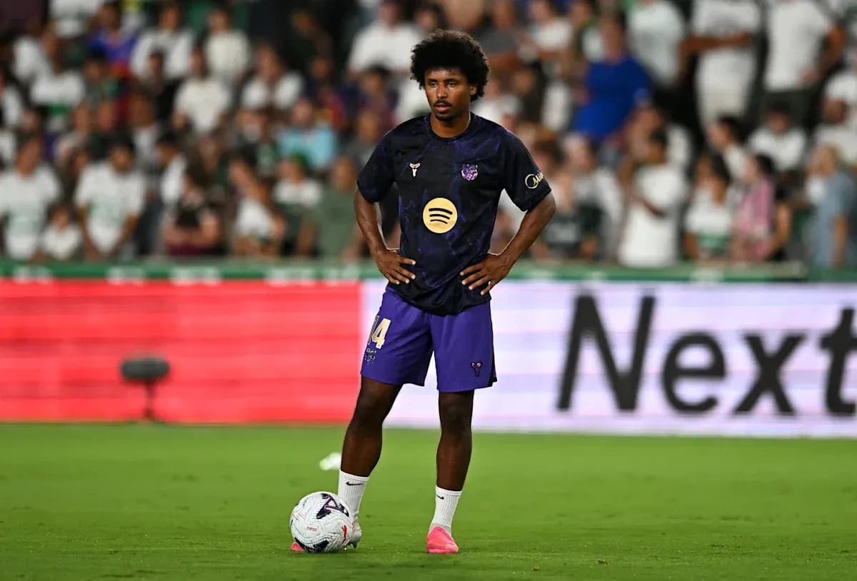 Jugador preparado para ejecutar un tiro libre en el partido