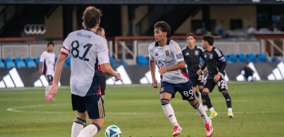 Jugadores de Real Monarchs en acción