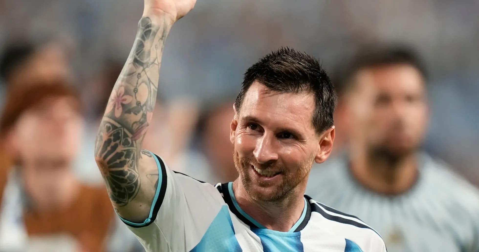 Lionel Messi levantando el puño tras un partido