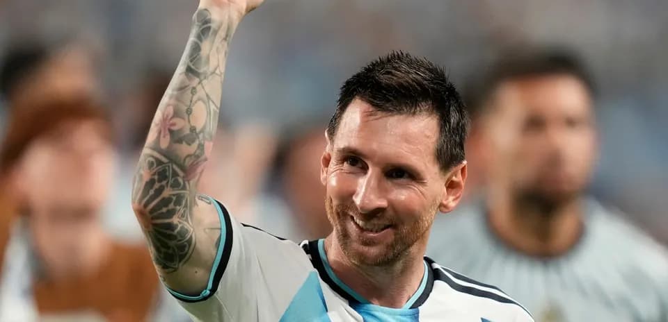 Lionel Messi levantando el puño tras un partido