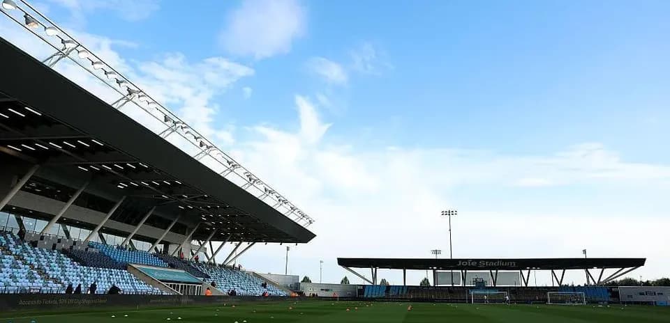 Vista del Joie Stadium con césped y gradas vacías