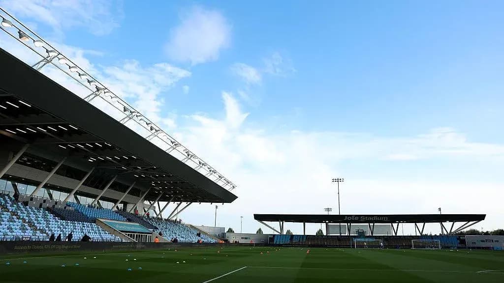 Vista del Joie Stadium con césped y gradas vacías