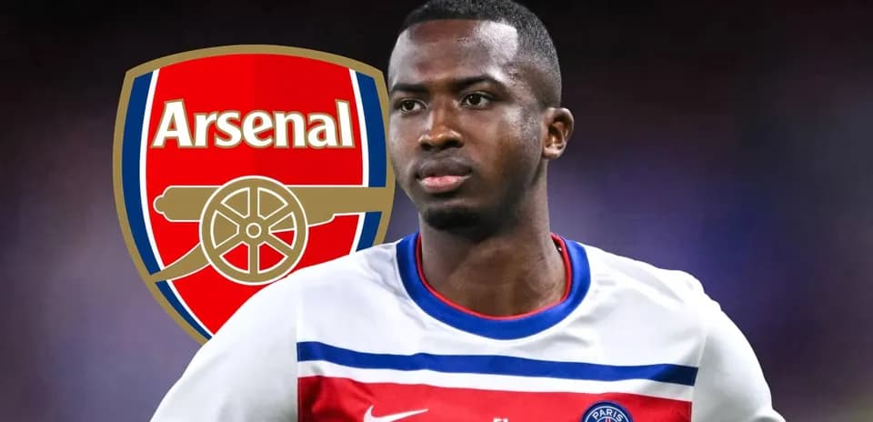 Jugador de PSG con logo de Arsenal de fondo