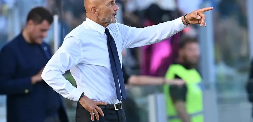 Entrenador dirigiendo a su equipo desde la banda