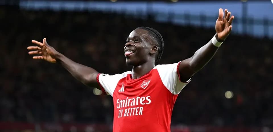Jugador de Arsenal celebrando con los brazos abiertos