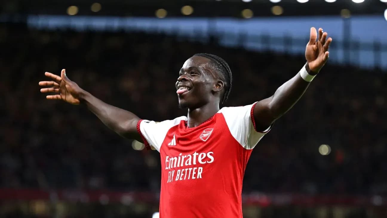 Jugador de Arsenal celebrando con los brazos abiertos
