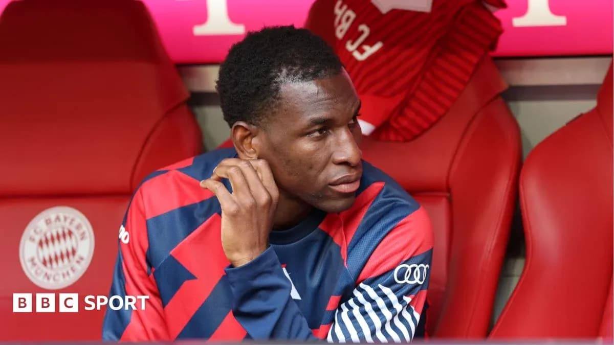 Jugador sentado en el banquillo del FC Bayern Múnich Jugador sentado en el banquillo del FC Bayern Múnich