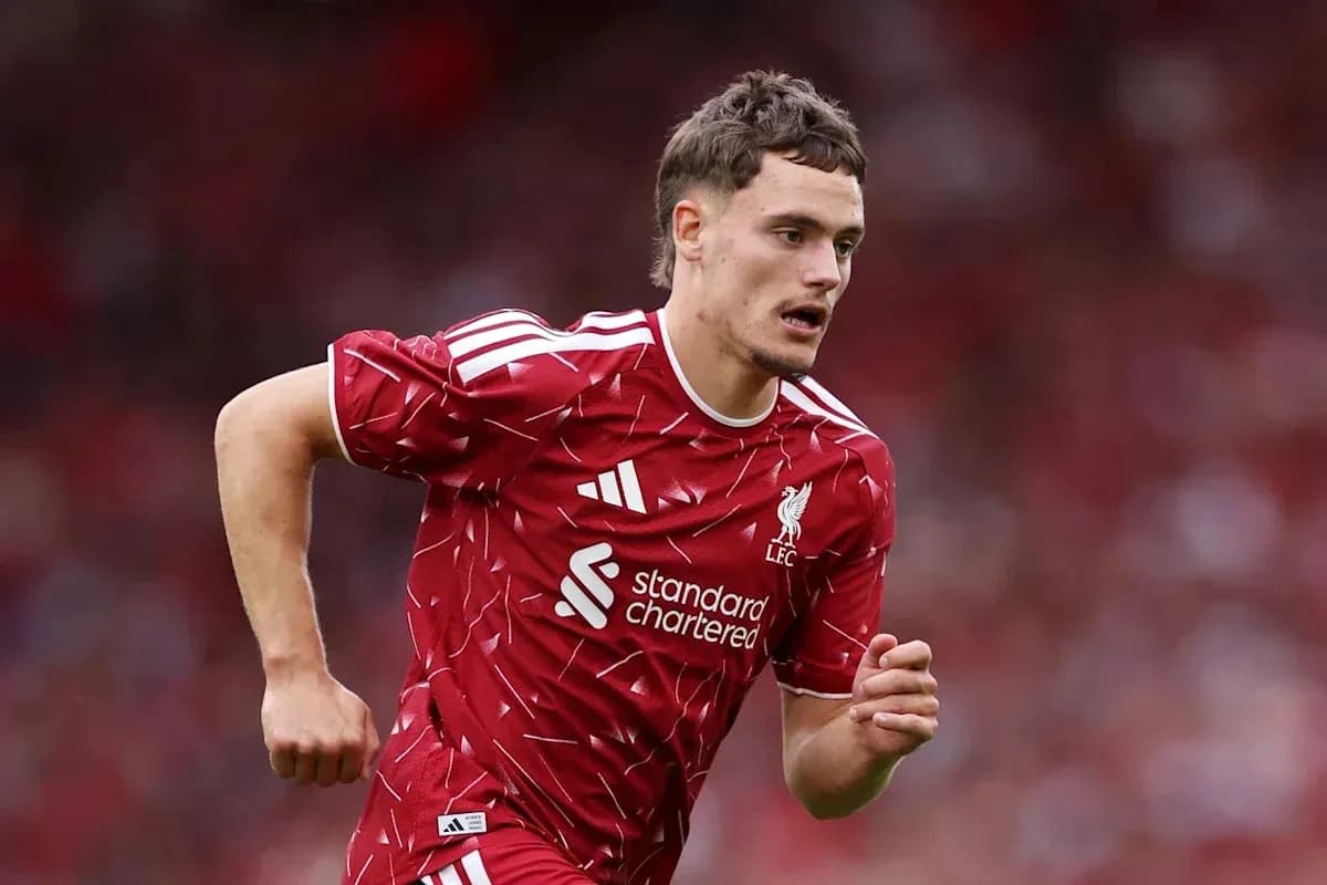 Jugador de Liverpool corriendo en el campo