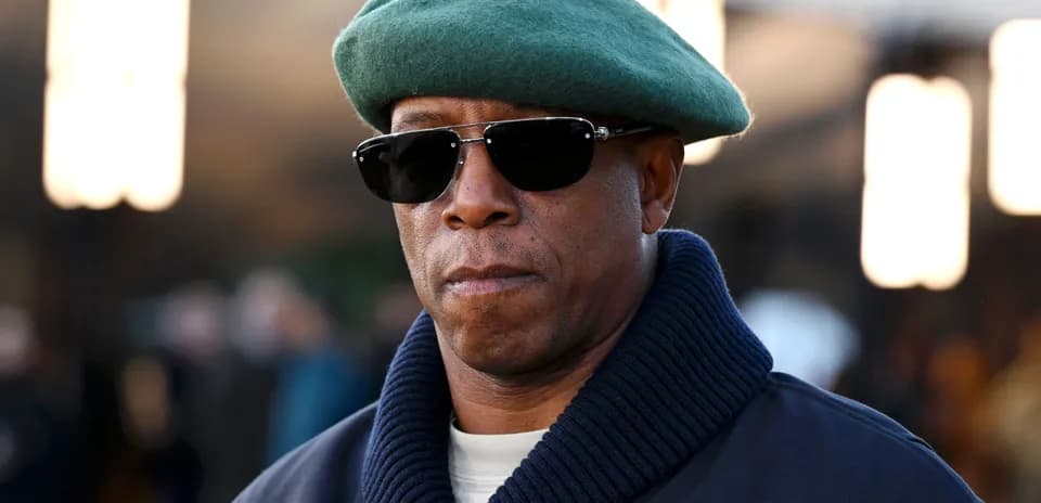 Hombre con gorra verde y gafas de sol