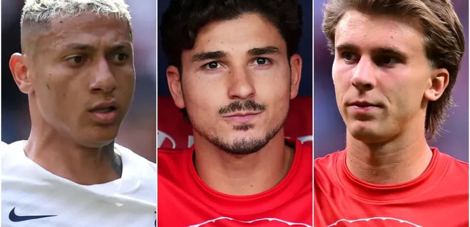 Tres jugadores de fútbol posando en uniforme