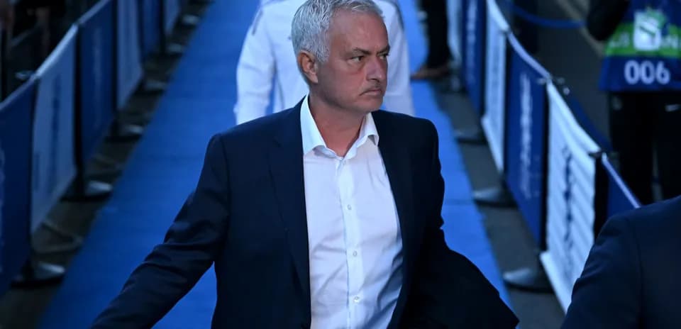 Entrenador caminando por pasillo azul antes del partido