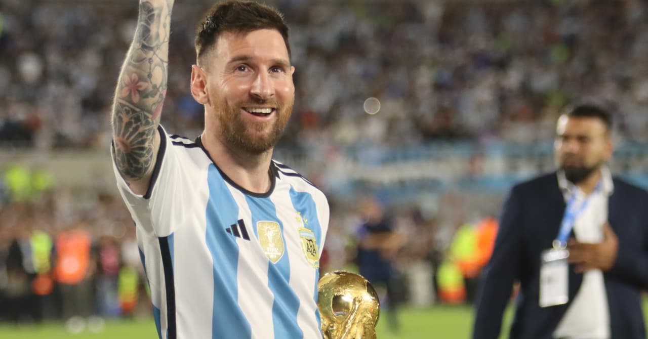 Jugador argentino levantando el trofeo de la Copa del Mundo