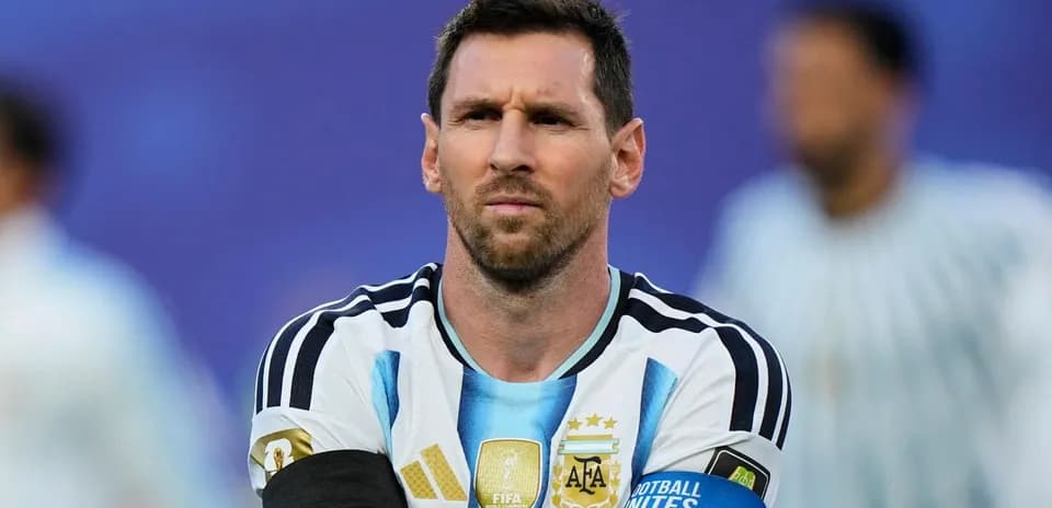 Jugador argentino con camiseta de la selección en partido