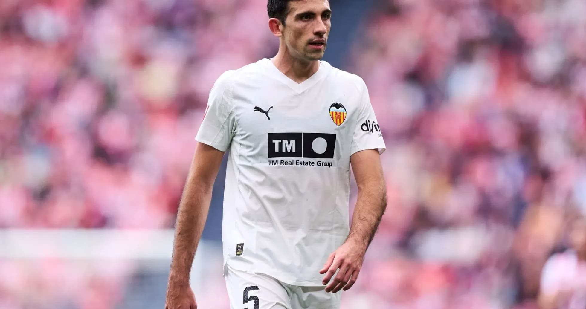Jugador de Valencia en acción durante el partido