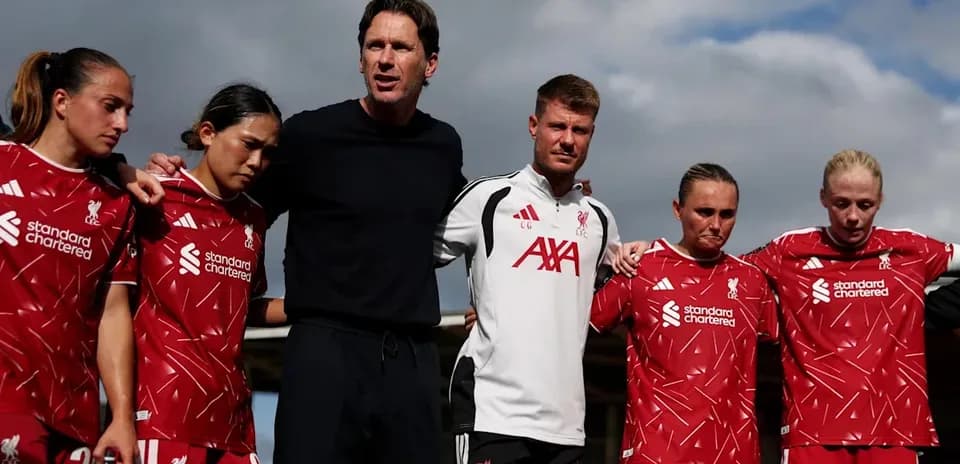 Entrenador y jugadoras de Liverpool en reunión táctica