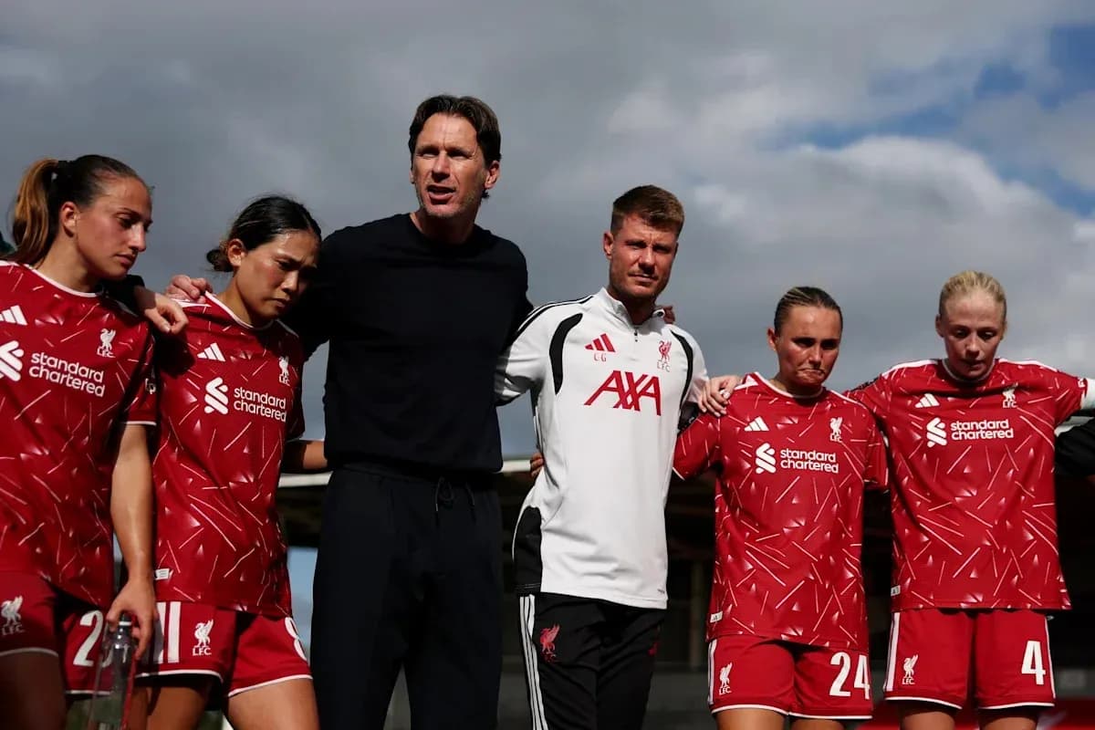 Entrenador y jugadoras de Liverpool en reunión táctica