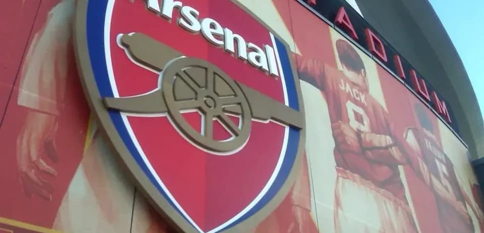 Escudo de Arsenal en el exterior del estadio