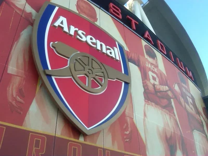 Escudo de Arsenal en el exterior del estadio