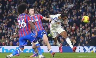 Un jugador de Leeds rematando contra Crystal Palace