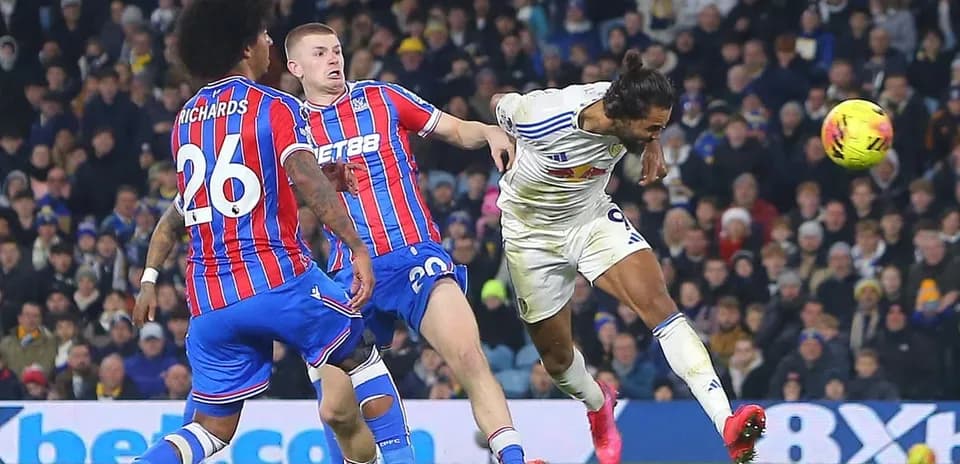 Un jugador de Leeds rematando contra Crystal Palace