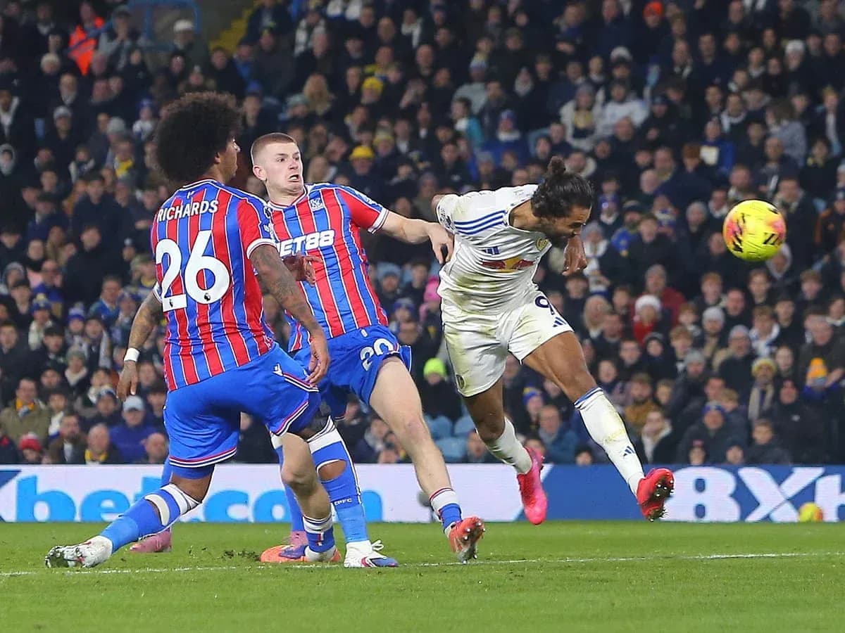 Un jugador de Leeds rematando contra Crystal Palace