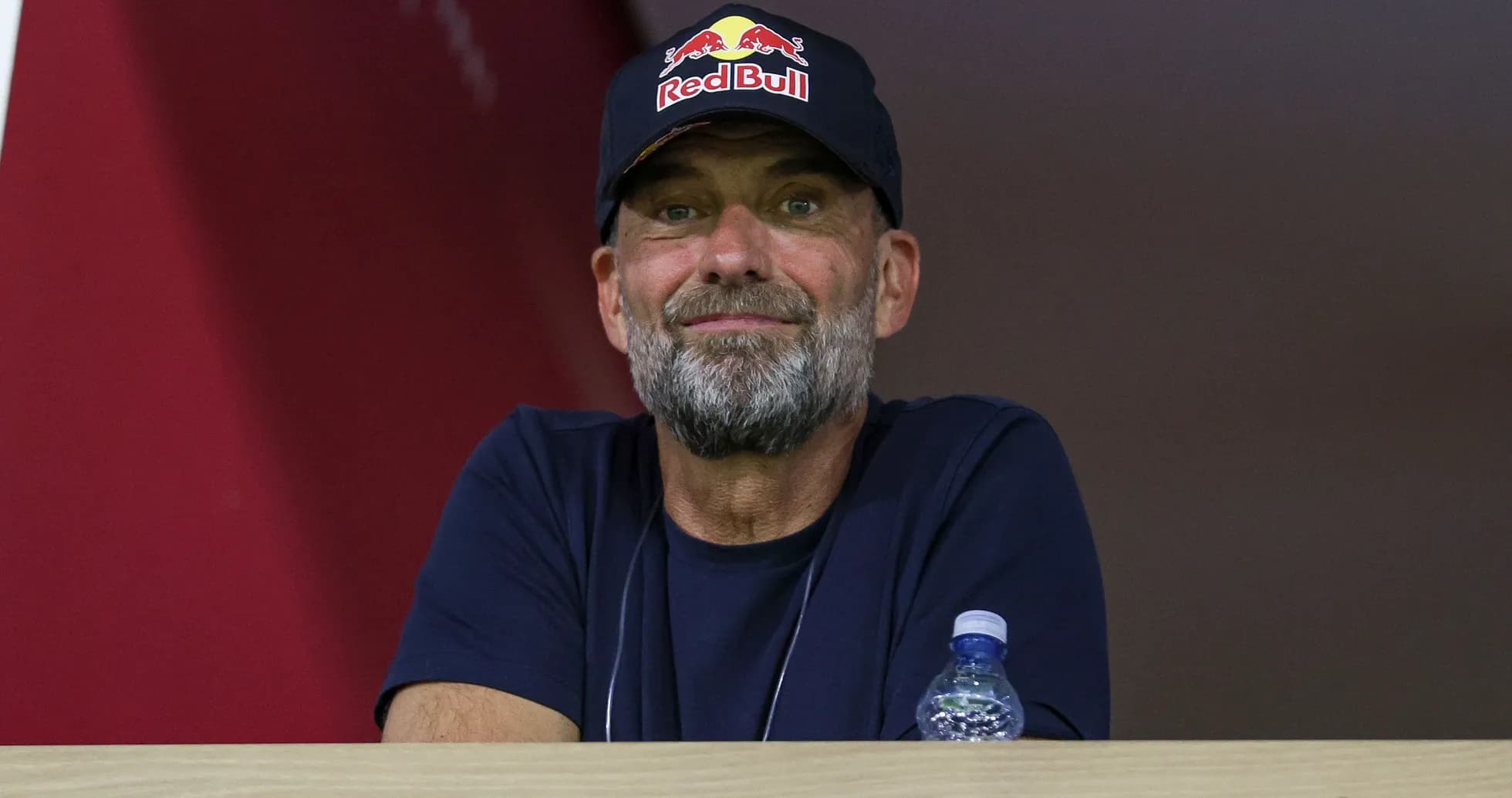 Hombre con gorra de Red Bull en tribuna