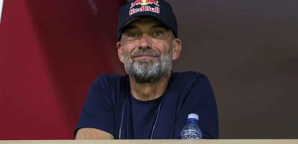 Hombre con gorra de Red Bull en tribuna